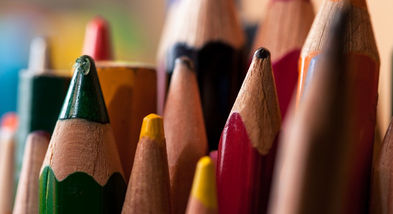 Stående blyertspennor i olika färger.
