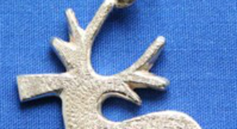 Hängesmycke i silver föreställande en stiliserad hjort.