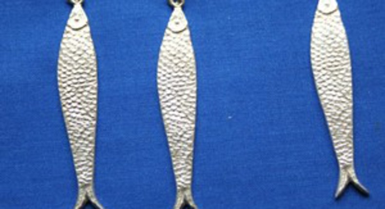 Silverörhänge i form av en sill.