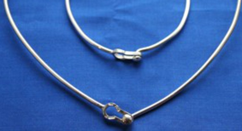 Silverarmband och silverhalsband i tjockt silverband med enkelt lås.