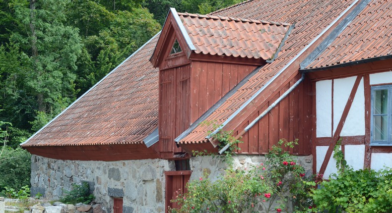 Bilden föreställer en del av en äldre byggnad vid Sträntemölla gård, belägen i Rörums backar.