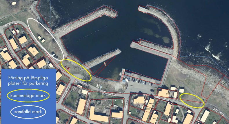 Flygbild över hamnen i Baskemölla. Kommunalägd mark har ringats in på två ställen med gula cirklar, en vid hamnpiren och en vid Villys hus. Till vänster om hamnpiren har ett större område ringats in med vit linje. Marken som här är inringad är samfälld mark.