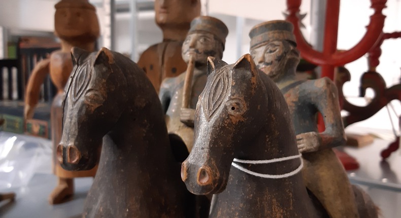Träfigurer föreställande ryttare till häst.