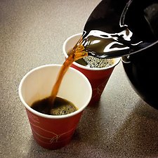 Kaffe hälls upp i pappmugg.